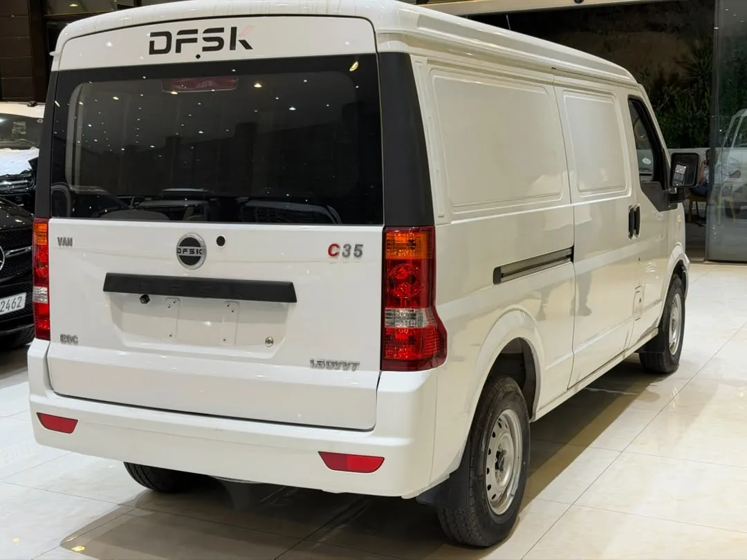 سيارة فان بيضاء من نوع DFSK C35 معروضة من الخلف في صالة عرض
