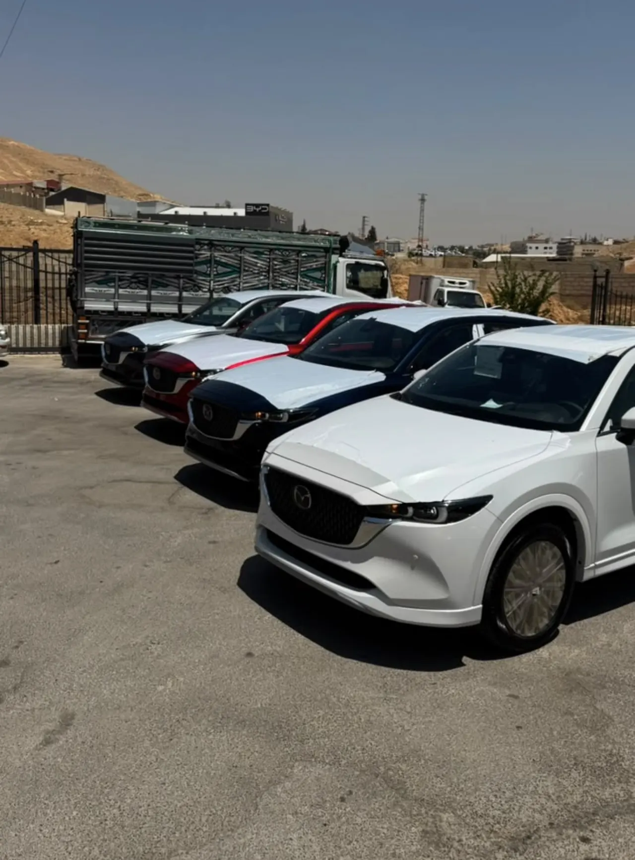 صف من سيارات SUV جديدة في ساحة Fadi Car بدمشق