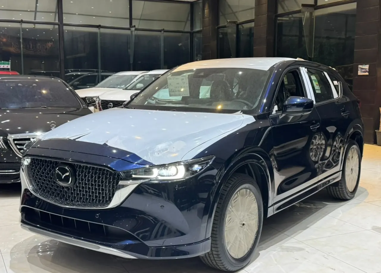 سيارة SUV جديدة داخل صالة عرض Fadi Car في دمشق
