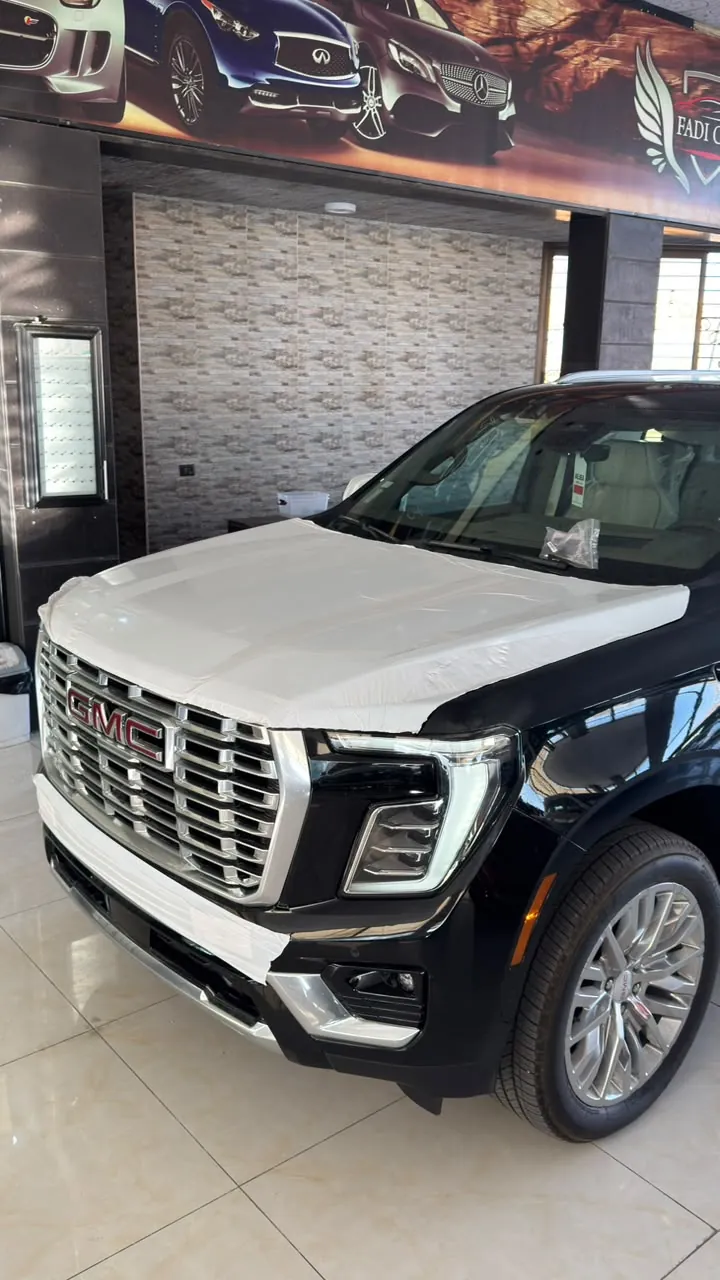 سيارة SUV سوداء جديدة داخل صالة عرض سيارات في دمشق